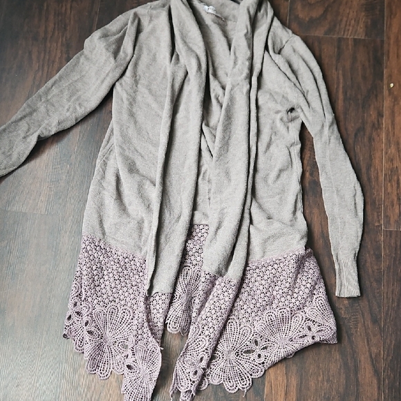 karamel Sweaters - Chic Gray Cardigan with Lace Detail